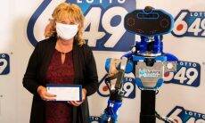 Robô entrega prêmio da loteria no Canadá