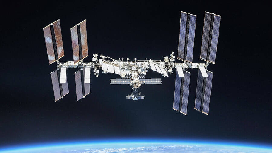 ISS fez manobra para desviar de lixo espacial