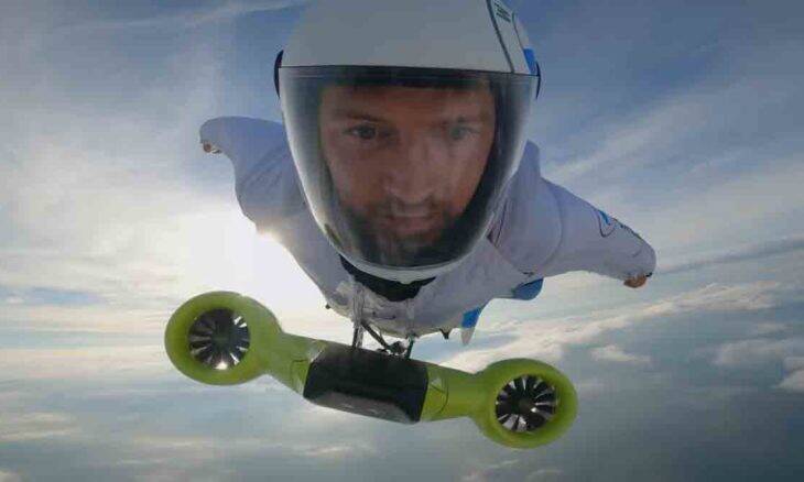 BMW apresenta wingsuit elétrico que permite voar a 300 km/h. Foto: Reprodução Youtube