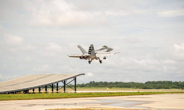 Boeing testa decolagem de Super Hornet em pista com rampa