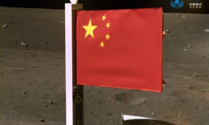 China se torna segundo país a fincar a sua bandeira na Lua