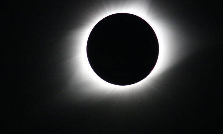 Saiba quando e como observar o eclipse solar de hoje