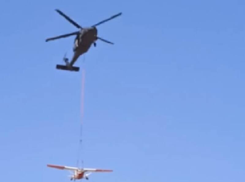 Força Aérea do Chile divulga vídeo de helicóptero "rebocando" avião