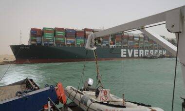 Ever Given: navio encalhado no Canal de Suez volta a flutuar