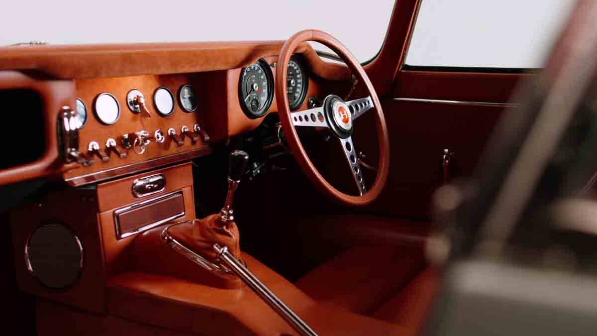 Jaguar E-Type dos anos 1960 ganha toques de esportivo moderno nas mãos da Helm