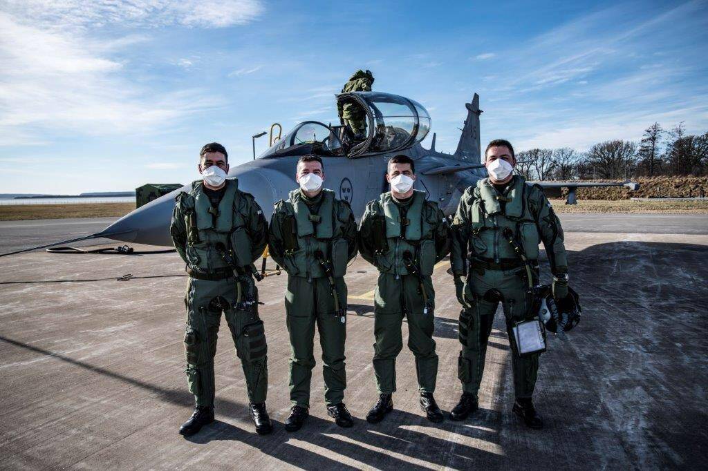 Pilotos da FAB realizam o primeiro voo de instrução no Saab Gripen