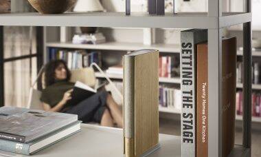 Bang & Olufsen cria caixa de som feita para combinar com a estante de livros