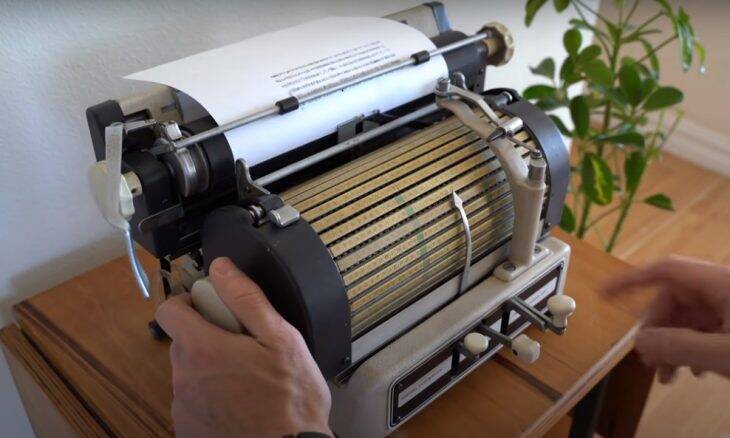 Vídeo mostra como funcionava uma máquina de escrever trilíngue dos anos 1940