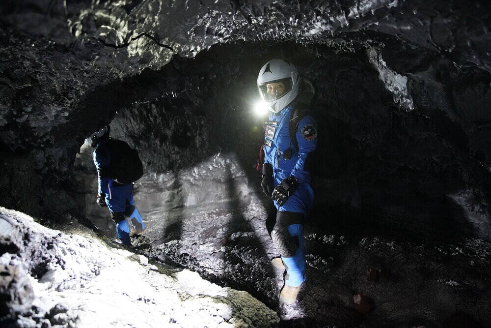 Entenda por que cientistas usam trajes espaciais para explorar cavernas no Havaí