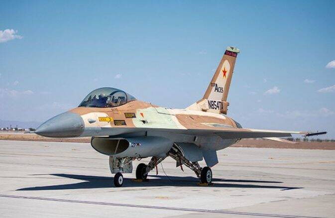 Caça F-16 civil recebe autorização de voo nos EUA