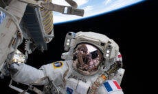 Astronautas da ISS terminam instalação de painéis solares em caminhada espacial