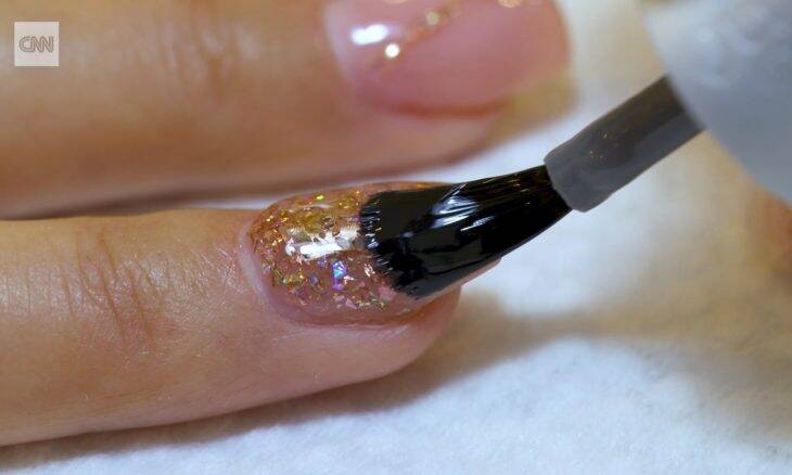 Salão implanta chip em unhas para transformá-las em cartões eletrônicos