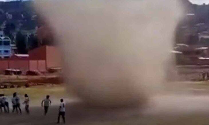 Tornado irrompe jogo de futebol na Bolívia e se torna viral. Foto: Reprodução Youtube