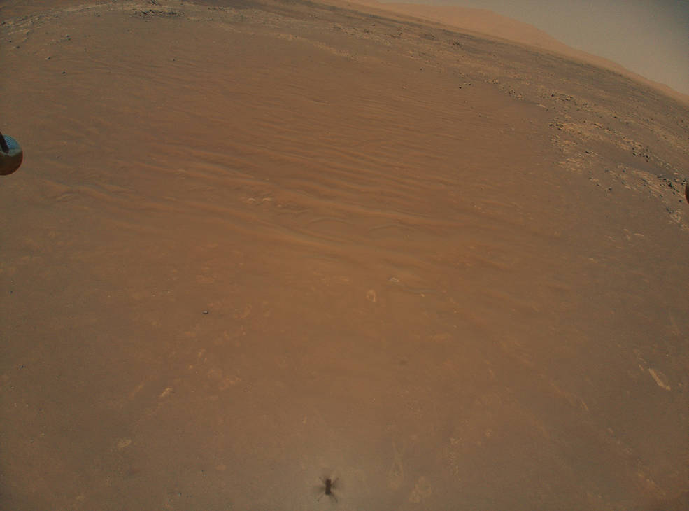 Helicóptero Ingenuity flagra robô Perseverance em novo voo em Marte