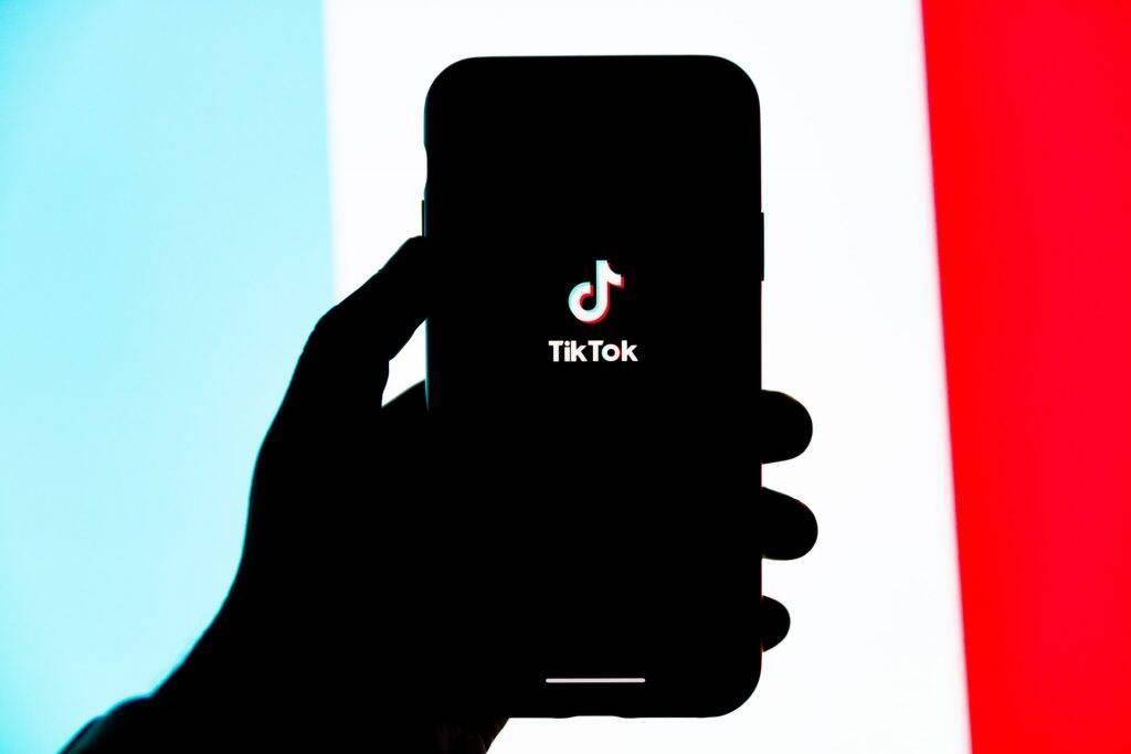 TikTok: jovem comete suicídio ao vivo e plataforma só avisa a polícia 4 horas depois