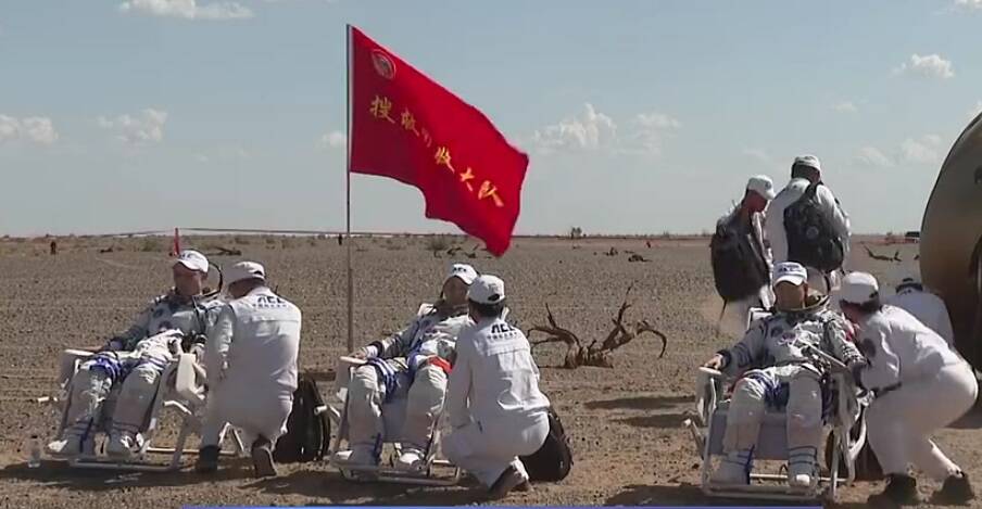Astronautas chineses retornam à Terra após três meses no espaço