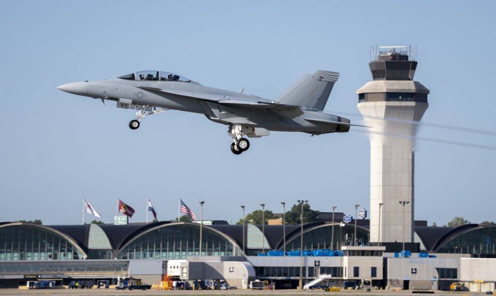 Marinha dos EUA recebe versão mais avançada do F/A-18 Super Hornet