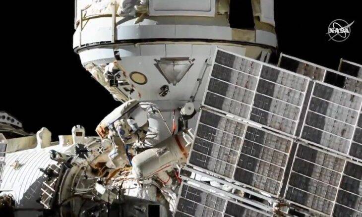 Cosmonautas completam 1ª das 11 caminhadas espaciais para instalar novo módulo na ISS