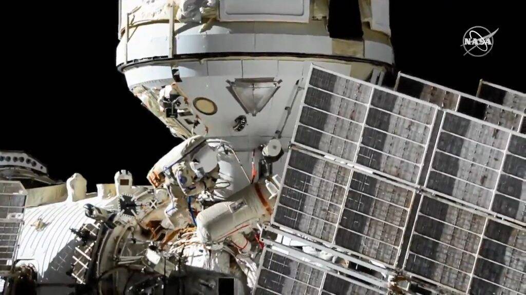 Cosmonautas completam 1ª das 11 caminhadas espaciais para instalar novo módulo na ISS