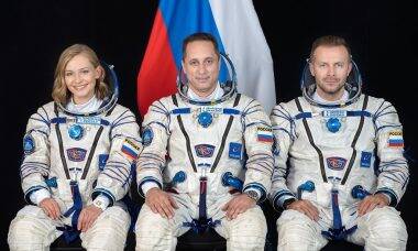 Trio russo chega à ISS para gravar filme no espaço