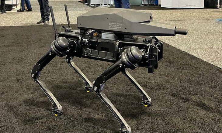 Empresa cria cão robô equipado com fuzil