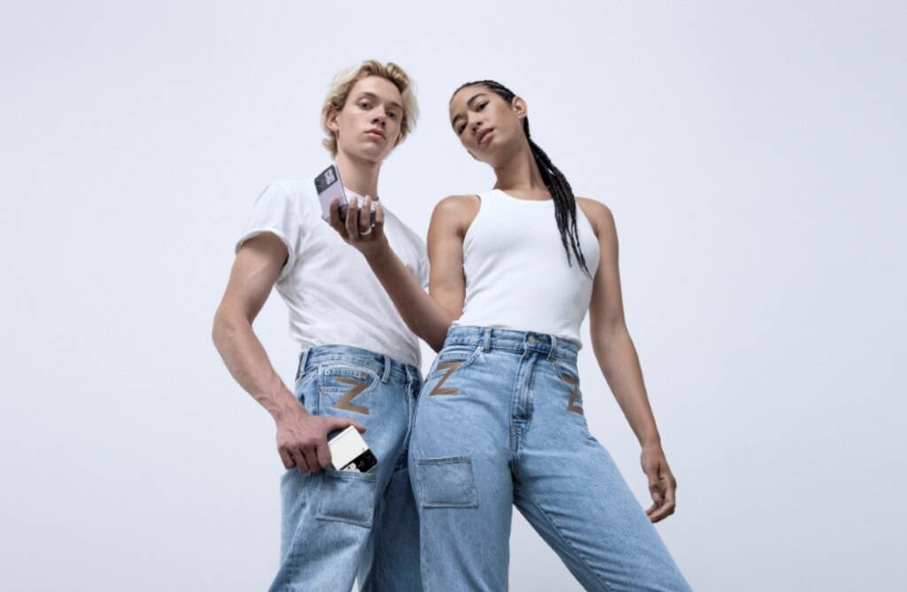 Grife lança jeans que traz um Galaxy Z Flip3 de brinde