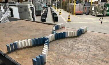 Empresa transforma 752 laptops em dominós e bate recorde