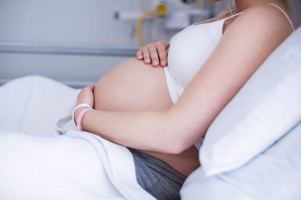 CoronaVac tem eficácia de 85% na prevenção de casos graves de covid-19 em grávidas, aponta estudo