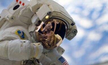 Astronauta revela que quase se afogou em caminhada espacial; entenda