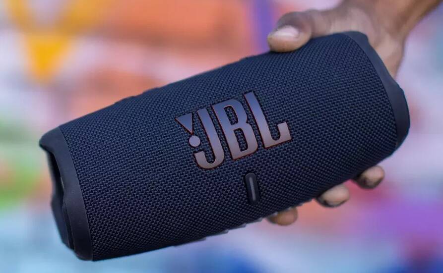 JBL lança a Charge 5, uma caixa de som com powerbank embutido