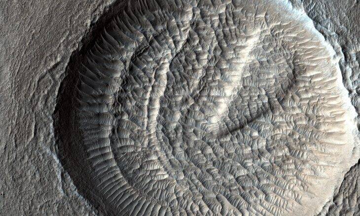 Satélite da Nasa faz belo registro de cratera marciana
