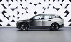 BMW mostra na CES 2022 carro que muda de cor com toque em botão