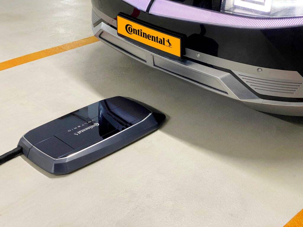 Continental desenvolve carregador robótico para carros elétricos