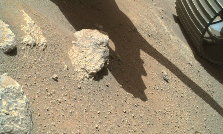 Robô Perseverance irá jogar fora amostra de rocha marciana; entenda