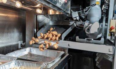 Empresa lança robô que prepara alimentos 2 vezes mais rápido que um humano