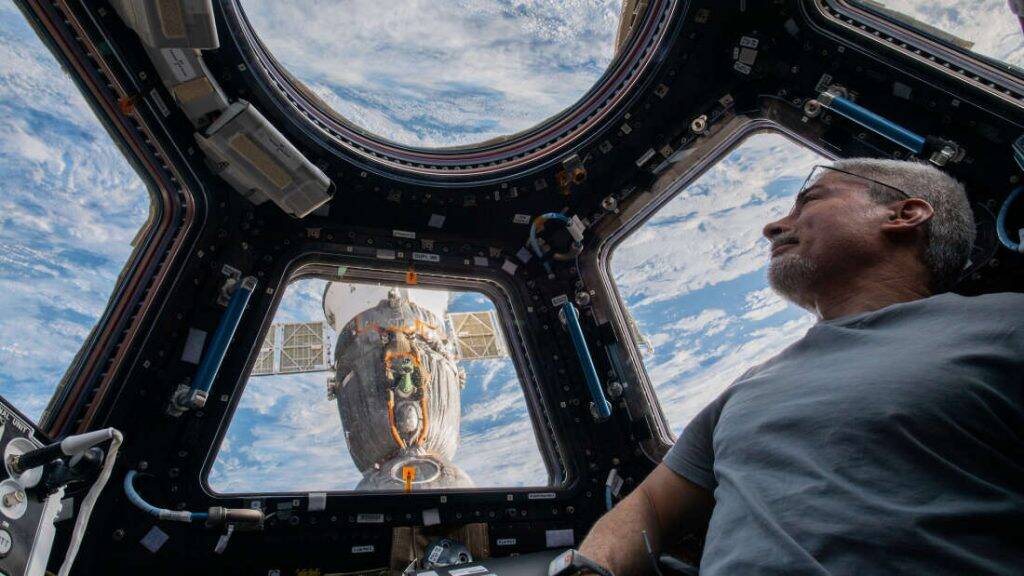 Astronauta Mark Vande Hei bate recorde da Nasa no espaço
