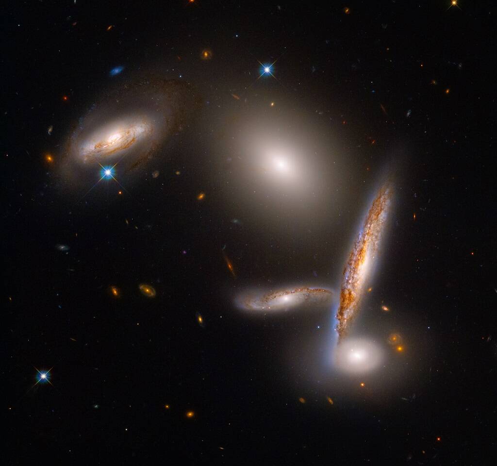 Hubble comemora 32 anos no espaço com fotos impressionantes de 5 galáxias