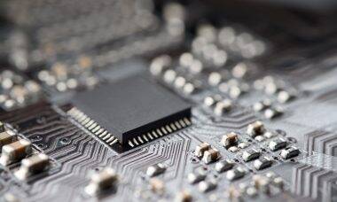 Escassez de semicondutores persistirá até 2023, aponta estudo