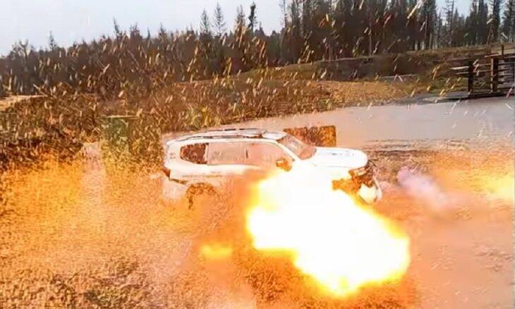 Vídeo: SUV blindado resiste à explosão de 15 kg de TNT