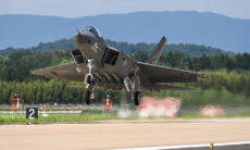 Caça sul-coreano KF-21 Boramae completa primeiro voo